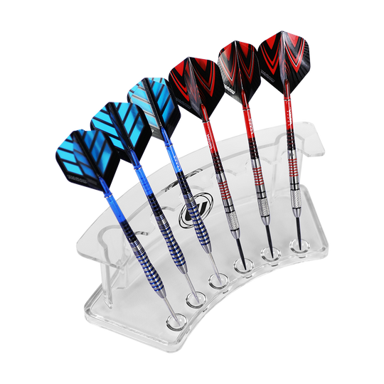 8435_Winmau_Wave_Dart_Display_Stand_1 Das Bild zeigt den Winmau Wave Dart Display Stand mit sechs aufgestellten Darts. Drei Darts haben blaue Flights, die anderen drei rote Flights.