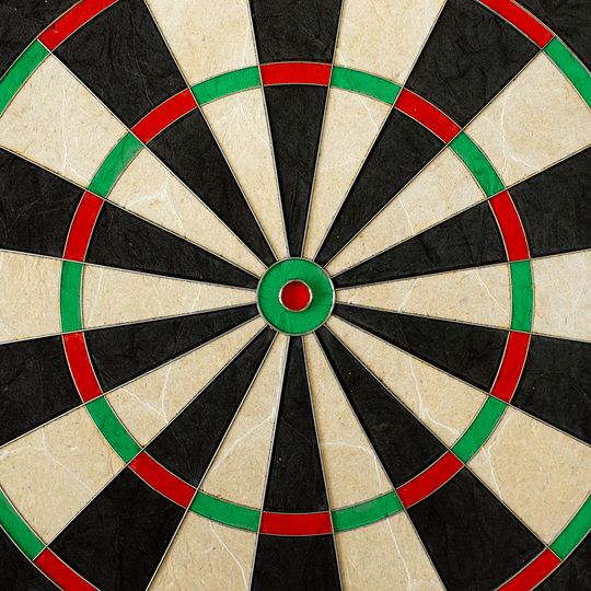 79453_Unicorn_Eclipse_Pro_2_Dartboard_3 Das Bild zeigt eine Nahaufnahme des Unicorn Eclipse Pro 2 Dartboards. Die Farben Schwarz, Weiß, Rot und Grün sind deutlich in den Segmenten und Ringen zu erkennen.