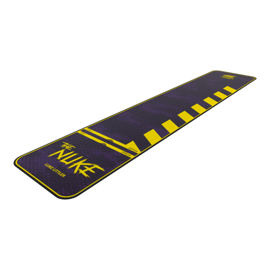 Target Luke Littler The Nuke dart mat Auf dem Bild ist der "Target Luke Littler The Nuke Dartteppich" zu sehen. Der Teppich ist überwiegend lila mit gelben Akzenten und Markierungen gestaltet.