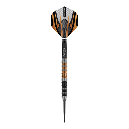 Red Dragon Panterra steel darts Das Bild zeigt einen Red Dragon Panterra Steeldart mit auffälligem orange-schwarzem Design. Der Dart verfügt über eine strukturierte Griffzone und eine scharfe Metallspitze.