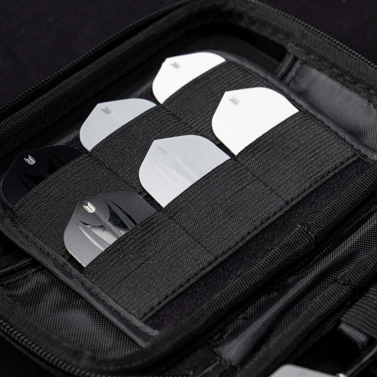 Target Takoma Stephen Bunting dart case Das Bild zeigt das Target Takoma Stephen Bunting Dartcase. Im Inneren sind mehrere Dartflights ordentlich in elastischen Halterungen verstaut.