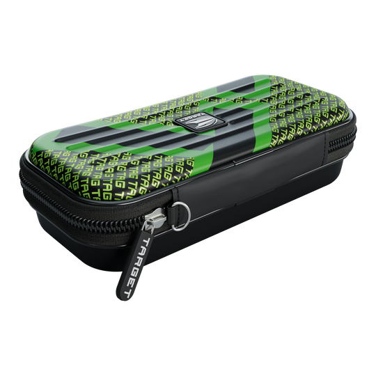 Das Bild zeigt ein schwarzes Etui mit einem grünen Muster und dem Wort "TARGET" mehrfach darauf gedruckt. Das Etui besitzt einen Reißverschluss mit einem Anhänger, auf dem ebenfalls "TARGET" steht.