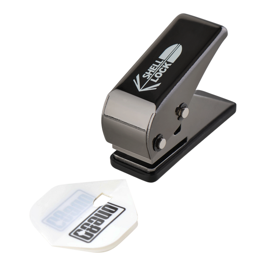 Das Bild zeigt den L-Style One80 Shell Lock Punch Flightlocher. Neben dem Locher liegt ein gestanztes Dart-Flight.