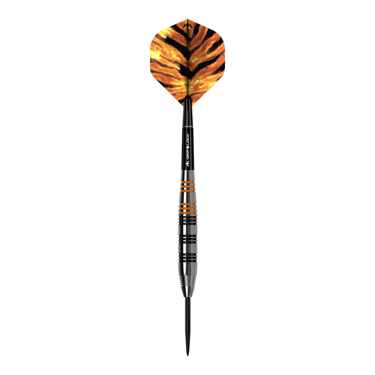 Mission Javan Brass Steel Darts - 22g Das Bild zeigt einen Steeldart namens "Mission Javan Brass Steeldarts - 22g". Der Dart hat schwarze und orangefarbene Akzente sowie eine Flügel mit einem Tigerstreifenmuster.
