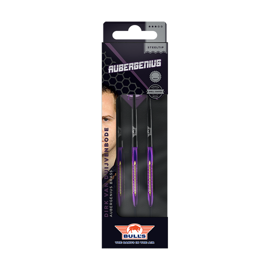 BU24321_BullsNL_Dirk_Van_Duijvenbode_Shell_Coated_Brass_Steeldarts_3 Das Bild zeigt eine Verpackung der "BullsNL Dirk Van Duijvenbode Shell Coated Brass Steeldarts - 21g". In der Verpackung befinden sich drei Steeldarts mit lila und goldfarbenen Details.