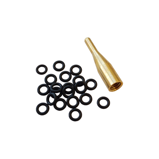 601A_Shaftgummis_20er_Set_inkl_-berzieher_1 Das Bild zeigt ein Set aus 20 schwarzen Shaftgummis und einem goldfarbenen Überzieher. Die Gummis sind rund und liegen neben dem Metallüberzieher.