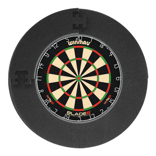 Das Bild zeigt das Winmau Blade 6 Bundle mit 12 McDart Steeldarts und einem schwarzen Catchring. Es handelt sich um ein Set für Dartspieler.