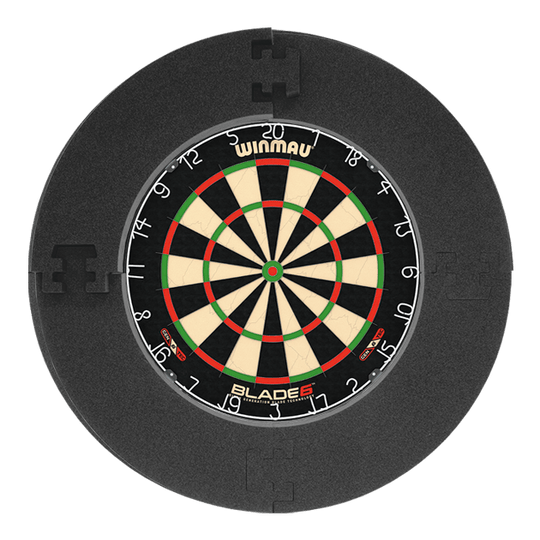 Winmau Blade 6 Bundle with 12 McDart steel darts and catch ring Das Bild zeigt das Winmau Blade 6 Bundle mit 12 McDart Steeldarts und einem schwarzen Catchring. Es handelt sich um ein Set für Dartspieler.