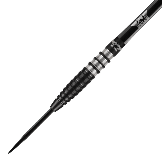 Bulls NL Lightning Black Steel Darts Das Bild zeigt einen schwarzen Steeldart der Marke Bulls NL mit gerilltem Griff. Die Spitze und der Schaft sind ebenfalls schwarz, und das Bulls-Logo ist auf dem Schaft zu sehen.
