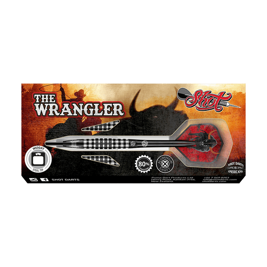 66937_Shot_Americana_The_Wrangler_Steeldarts_3 Auf dem Bild ist eine Verpackung für einen Steeldart namens "The Wrangler" der Marke Shot zu sehen. Die Verpackung zeigt den Dart mit schwarz-weißem Design vor einem Hintergrund mit Cowboy-Motiv.