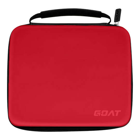 Das Bild zeigt ein rotes Etui mit schwarzem Griff und Reißverschluss. In der unteren rechten Ecke steht das Wort „GOAT“.