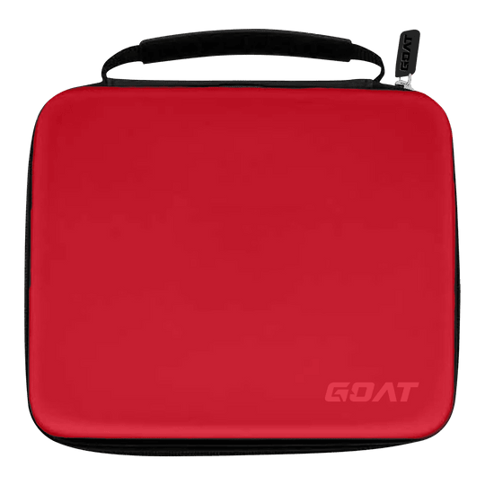 GOAT Locker XXL Dart Wallet Das Bild zeigt ein rotes Etui mit schwarzem Griff und Reißverschluss. In der unteren rechten Ecke steht das Wort „GOAT“.