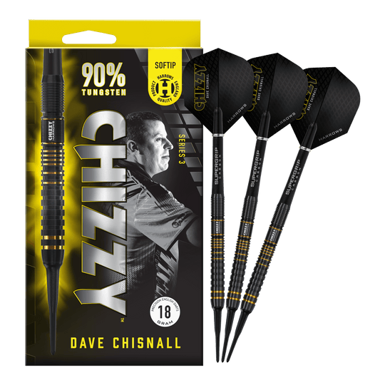 Das Bild zeigt eine Packung der "Harrows Dave Chisnall Chizzy Series 3 Softdarts" mit drei schwarzen Softdarts daneben. Auf der Verpackung steht, dass die Darts zu 90% aus Tungsten bestehen und 18 Gramm wiegen.