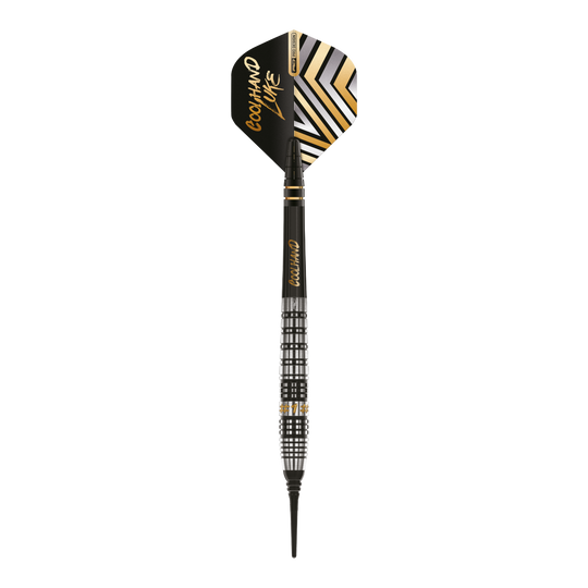 Das Bild zeigt einen Red Dragon Luke Humphries Prestige Softdart mit einem Gewicht von 20g. Der Dart hat ein modernes schwarzes und silbernes Design mit goldenen Akzenten und der Aufschrift "COOL HAND LUKE" auf dem Flight.