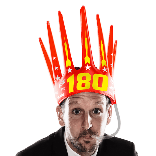 9026-McDart-180-er-Tr-tenkrone-1uE9z8ueLR1Aek Ein Mann trägt eine auffällige, rote Kunststoffkrone mit der Aufschrift "180" auf dem Kopf. Die Krone ist mit gelben Dartpfeilen und weißen Sternen verziert.