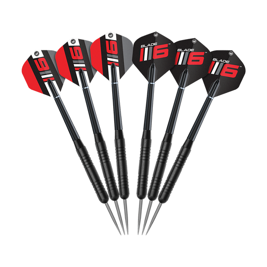 Winmau Blade 6 Triple Core Set with PDC Surround and 2 sets of darts Abgebildet ist das Winmau Blade 6 Triple Core Set mit PDC Surround und 2 Sets Darts. Das Set enthält eine professionelle Dartscheibe mit Umrandung und zwei Dart-Sets.