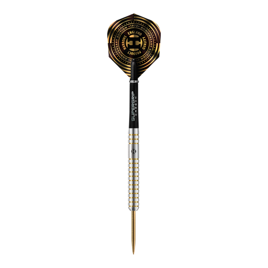 Harrows Anniversary Edition The Original Steeldarts Das Bild zeigt einen Harrows Anniversary Edition The Original Steeldart mit silbernem Schaft und goldenen Akzenten. Das Dartflight ist schwarz-gold gestaltet und trägt einen Jubiläumsaufdruck.