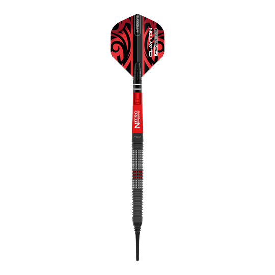 Red Dragon Jonny Clayton Hiraeth Soft Darts - 20g Das Bild zeigt einen Softdart der Marke Red Dragon, Modell "Jonny Clayton Hiraeth" mit einem Gewicht von 20 Gramm. Der Dart ist überwiegend in den Farben Rot und Schwarz gestaltet und hat ein auffälliges Muster auf dem Flight.