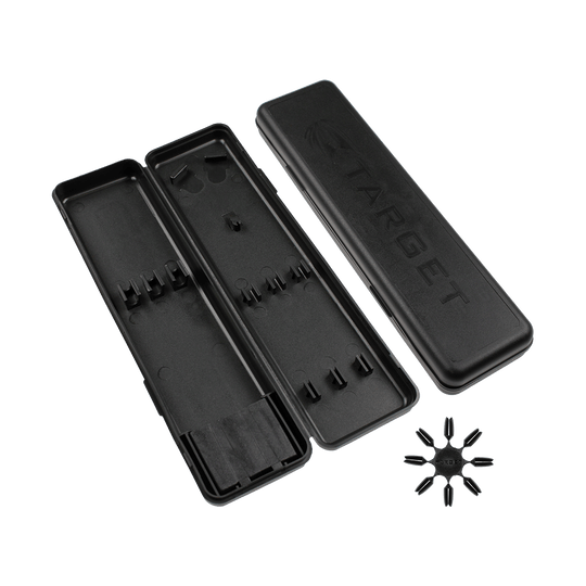 Target_PlastikboxdH4YXACpph7wv Das Bild zeigt ein schwarzes Etui, das geöffnet und leer ist. Daneben liegt ein kleiner schwarzer Halter mit mehreren Spitzen für Softdarts.