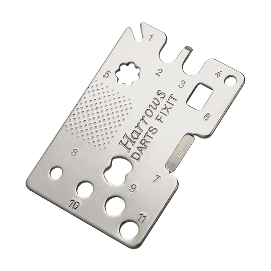 605_Harrows_Darts_Fixit_Tool_1 Das Bild zeigt das Produkt "Harrows Darts Fixit Tool". Es ist ein kleines, multifunktionales Werkzeug aus Metall zum Reparieren und Anpassen von Darts.