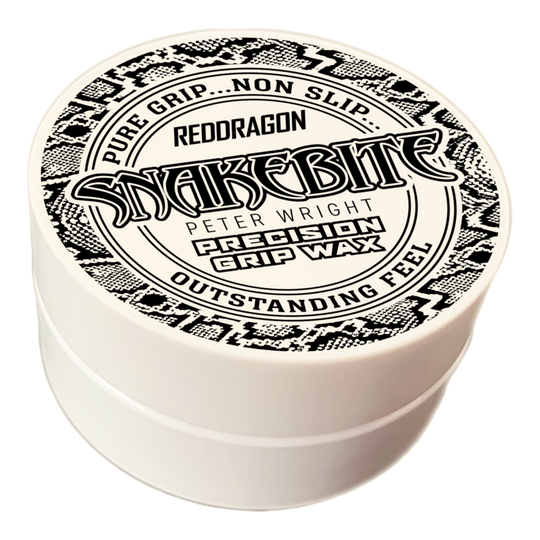 Red Dragon Peter Wright Snakebite Precision Grip Wax finger wax Das Bild zeigt eine runde Dose mit der Aufschrift "Red Dragon Peter Wright Snakebite Precision Grip Wax". Die Verpackung ist weiß mit einem schwarz-weißen Schlangenmuster und betont den festen, griffsicheren Halt.