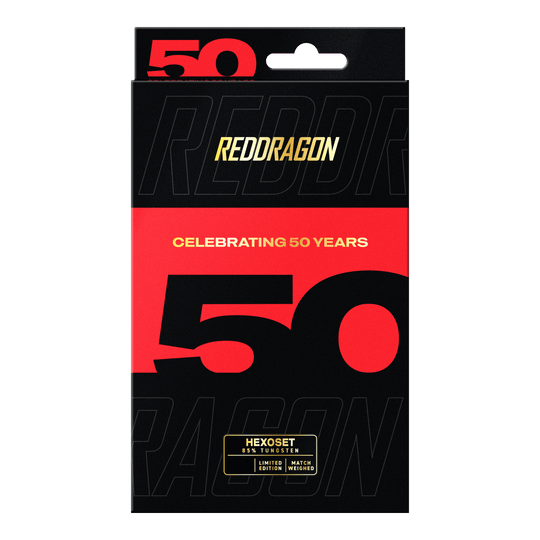 Das Bild zeigt die Red Dragon 50 Year Collection Hexoset 3 Steeldarts - 25g. Diese Darts sind eine limitierte Edition zum 50-jährigen Jubiläum.