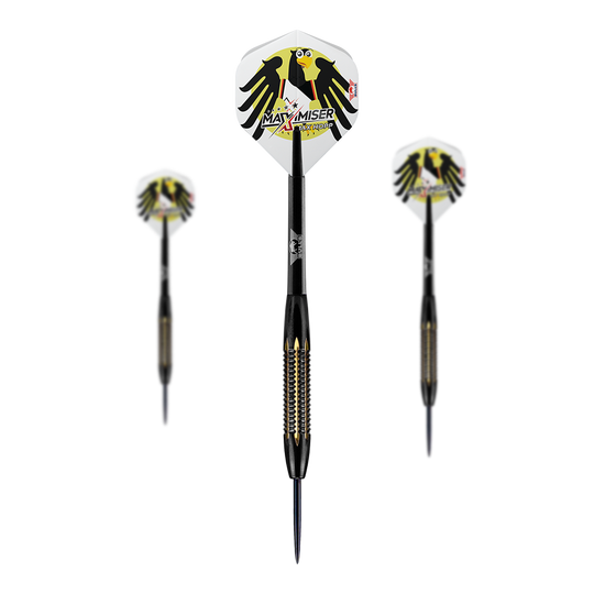 BullsNL Max Hopp Maximiser Shell Coated Brass Steeldarts - 21g Das Bild zeigt drei Steeldarts der Marke BullsNL Max Hopp Maximiser mit 21g Gewicht. Die Flights sind weiß mit einem schwarzen Adler und dem Max Hopp Maximiser Logo bedruckt.