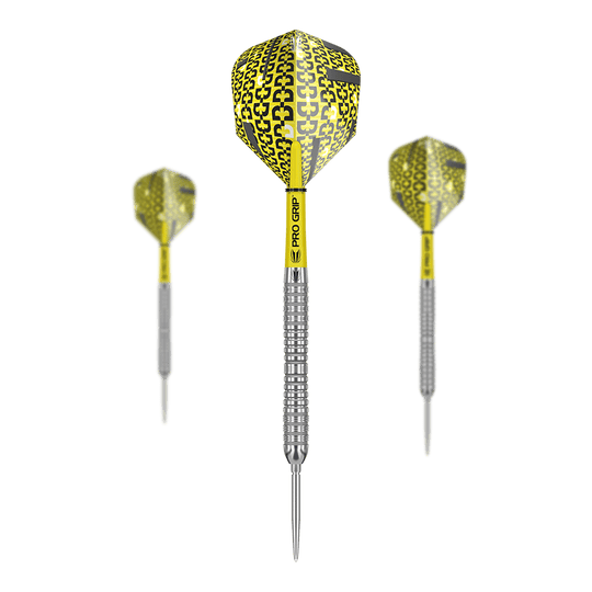 Das Bild zeigt drei Steeldarts des Modells "Target Bolide 04 Swiss Point" mit gelb-schwarzen Flights. Die Darts haben einen silbernen, geriffelten Schaft und gelbe "Pro Grip" Stiele.