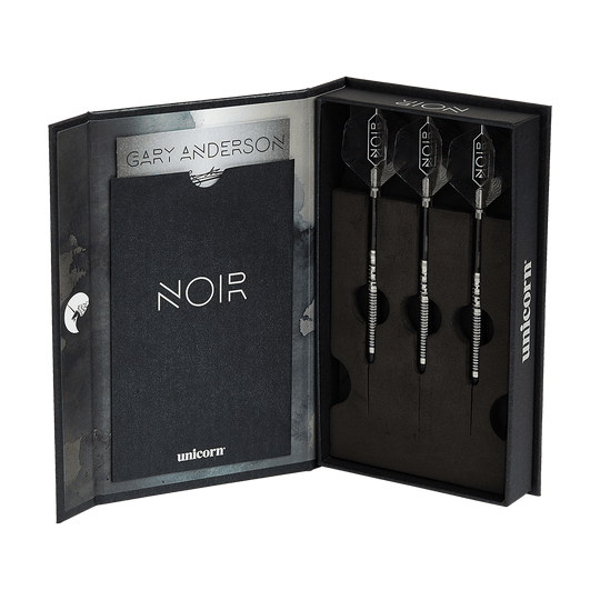 23831_Unicorn_Noir_Gary_Anderson_Phase_5_Softdarts_3 Die Abbildung zeigt ein Set der „Unicorn Noir Gary Anderson Phase 5 Softdarts“ in einer eleganten Box. Im rechten Teil der Schachtel sind drei schwarze Darts ordentlich nebeneinander platziert.