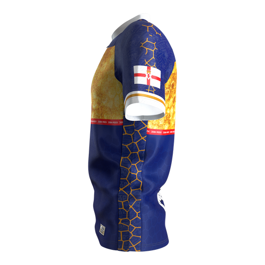 Das Bild zeigt das Target Coolplay Josh Rock Dartshirt 2025. Es handelt sich um ein modernes Dartshirt mit sportlichem Design.