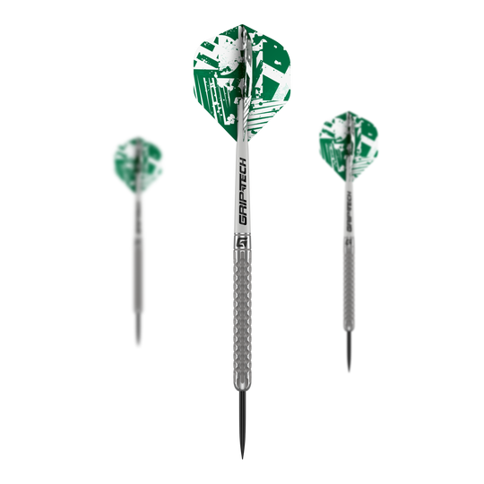 GOAT Fairway V1 Tungsten Steel Darts Das Bild zeigt drei GOAT Fairway V1 Tungsten Steeldarts mit grünen und weißen Flights. Die Darts haben silberne Griffe mit strukturiertem Muster und schwarzer Spitze.