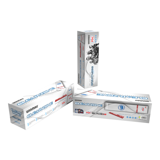 Winmau Clearzone PVC dart mat with oche Das Bild zeigt drei Verpackungen des Produkts "Winmau Clearzone PVC Dartmatte mit Oche". Die Verpackungen sind hauptsächlich weiß mit blauen und roten Akzenten gestaltet.
