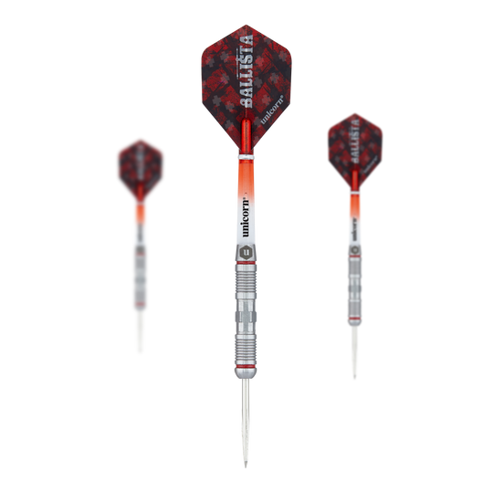 Unicorn Ballista Style 2 steel darts Auf dem Bild sind drei Steeldarts des Produkts "Unicorn Ballista Style 2" zu sehen. Die Darts haben rot-schwarze Flights und silberne Spitzen mit einem gerillten Schaft.