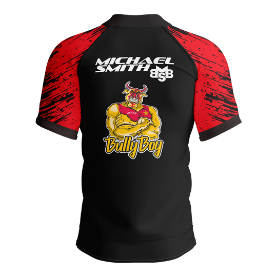 Shot Michael Smith Red Stripe Polo Dart Shirt Das Bild zeigt das Shot Michael Smith Red Strip Polo Dartshirt. Dieses Dartshirt ist speziell für Fans von Michael Smith entworfen.