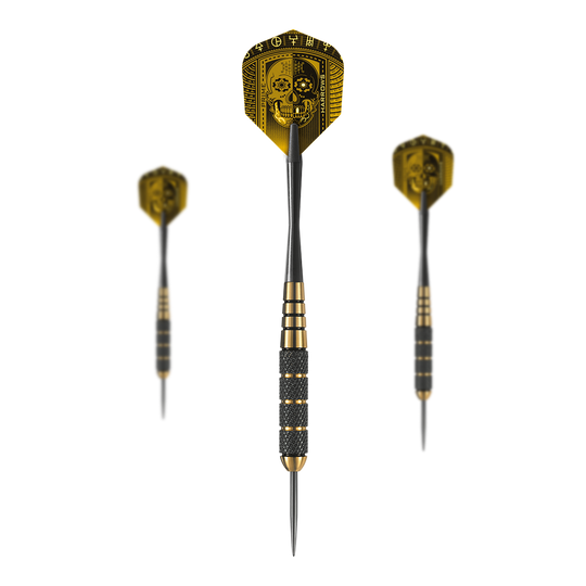 Das Bild zeigt drei Harrows Voodoo Brass Steeldarts mit auffälligen schwarzen und goldenen Details. Auf den Flights ist ein Totenkopf-Muster abgebildet.