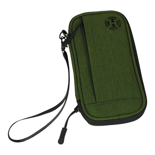 Dies ist ein grünes Dart-Etui mit einem schwarzen Reißverschluss und einer Handschlaufe. Auf der Vorderseite befindet sich ein rundes Logo mit der Aufschrift "Harrows Quality".