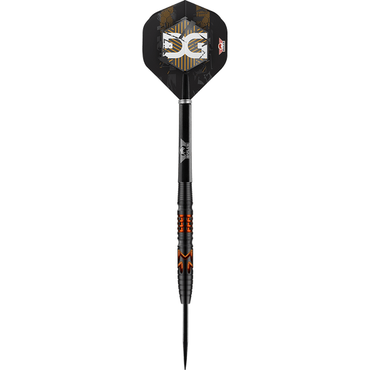 BU26223_BullsNL_Martijn_Kleermaker_90_Steeldarts_1G17qxgyDUNDB9 Das Bild zeigt einen schwarzen Steeldart mit orangenen Akzenten. Auf dem Flight ist ein auffälliges, geometrisches Muster zu sehen.