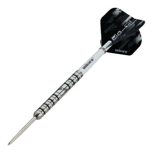 Das Bild zeigt einen Steeldartpfeil der Marke "Unicorn Callan Rydz The Riot Phase 2". Der Pfeil hat einen silbernen, geriffelten Schaft und schwarze Flights mit weißem Schriftzug.