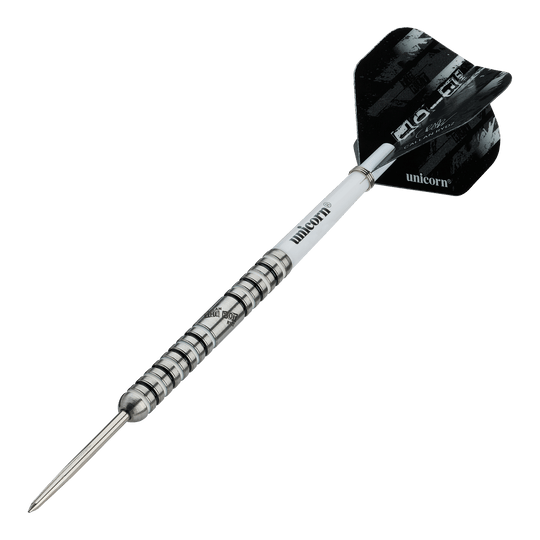 Unicorn Callan Rydz The Riot Phase 2 steel darts Das Bild zeigt einen Steeldartpfeil der Marke "Unicorn Callan Rydz The Riot Phase 2". Der Pfeil hat einen silbernen, geriffelten Schaft und schwarze Flights mit weißem Schriftzug.