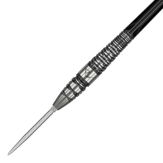 Target Japan Black Marque PW 2 SP steel darts Das Bild zeigt einen Target Japan Black Marque PW 2 SP Steeldart. Der Dartpfeil hat ein silbernes und schwarzes, geriffeltes Design für besseren Halt.