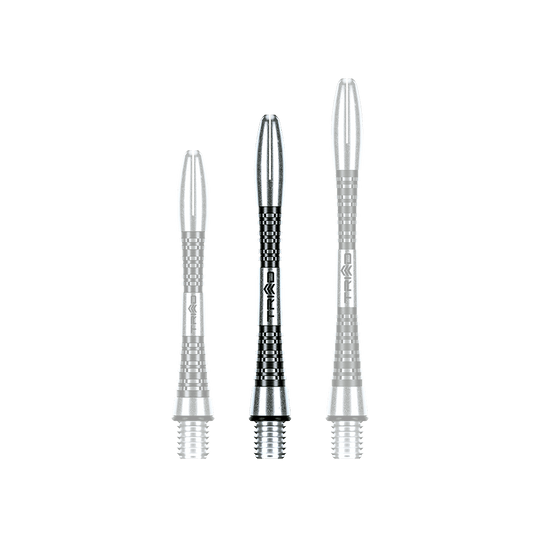 Auf dem Bild sind drei unterschiedlich lange Aluminium-Dartschäfte zu sehen. Sie sind silberfarben mit schwarzen Rillen und haben ein modernes, geriffeltes Design.