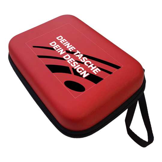 Das Foto zeigt ein Dartcase System 4 in Rot. Das Etui schützt und organisiert Dartpfeile und Zubehör.