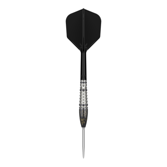 Target Japan Junya Koikawa Charm Smash GEN3 Swiss Point Steel Darts - 23g Das Bild zeigt einen Target Japan Junya Koikawa Charm Smash GEN3 Swiss Point Steeldart mit 23g Gewicht. Der Dartpfeil hat ein elegantes Design mit einem schwarzen Schaft und silbernen Ringen am Barrel.