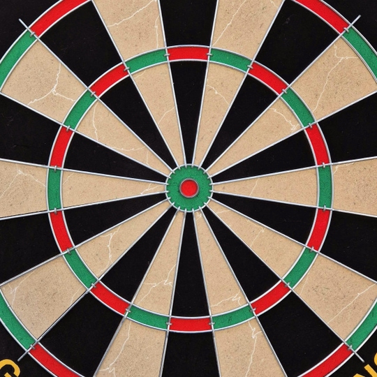 Target Gabriel Clemens steel dartboard set Das Bild zeigt eine klassische Steeldart-Scheibe mit schwarz, rot, grün und beigen Feldern. Es handelt sich um das Produkt "Target Gabriel Clemens Steeldartboard Set".