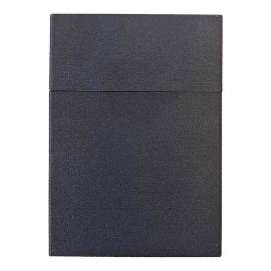 Das Smoke 180 Dartcase in Schwarz mit individuellem Muster ist zu sehen. Das Case wirkt robust und rechteckig.