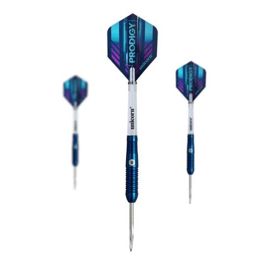Unicorn Prodigy 02 Torpedo steel darts Das Bild zeigt drei "Unicorn Prodigy 02 Torpedo Steeldarts" mit blauen Flights und silber-blauen Schäften. Die Pfeile sind scharf und für das Steeldartspiel geeignet.