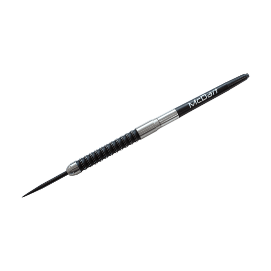 602_Addagrams_3_Silber Auf dem Bild ist ein schwarzer Dartpfeil mit silbernen Elementen zu sehen. Auf dem Schaft steht das Wort "McDart".