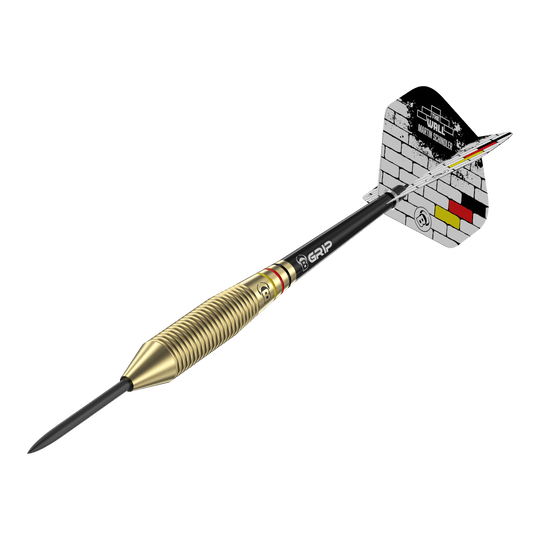 Das Bild zeigt einen Steeldart mit messingfarbenem Griff und schwarzem Schaft. Auf dem Flight steht "The Wall Martin Schindler" vor einem gemauerten Hintergrund mit den Farben der deutschen Flagge.