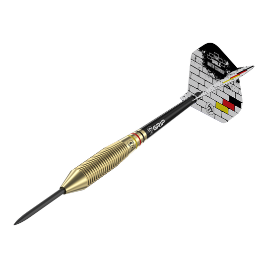 Bulls Martin Schindler The Wall Brass Steeldarts Das Bild zeigt einen Steeldart mit messingfarbenem Griff und schwarzem Schaft. Auf dem Flight steht "The Wall Martin Schindler" vor einem gemauerten Hintergrund mit den Farben der deutschen Flagge.