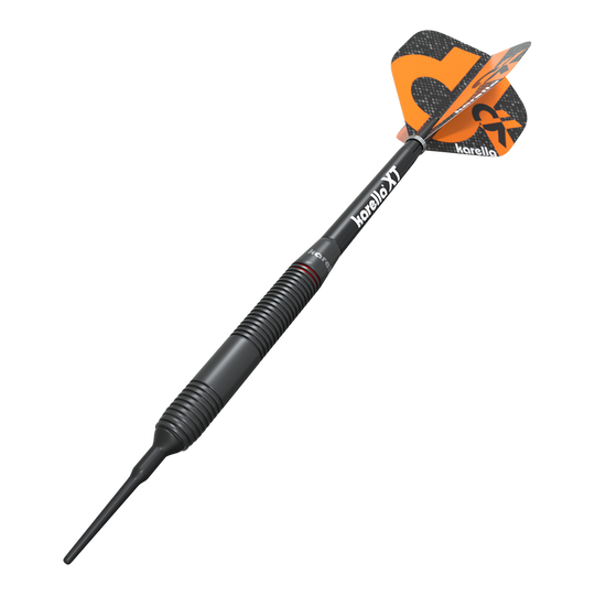 Karella Daniel Klose soft darts Auf dem Bild ist der Karella Daniel Klose Softdart zu sehen. Der Dartpfeil hat ein schwarzes Gehäuse mit orangenen Flights und dem Karella-Logo.